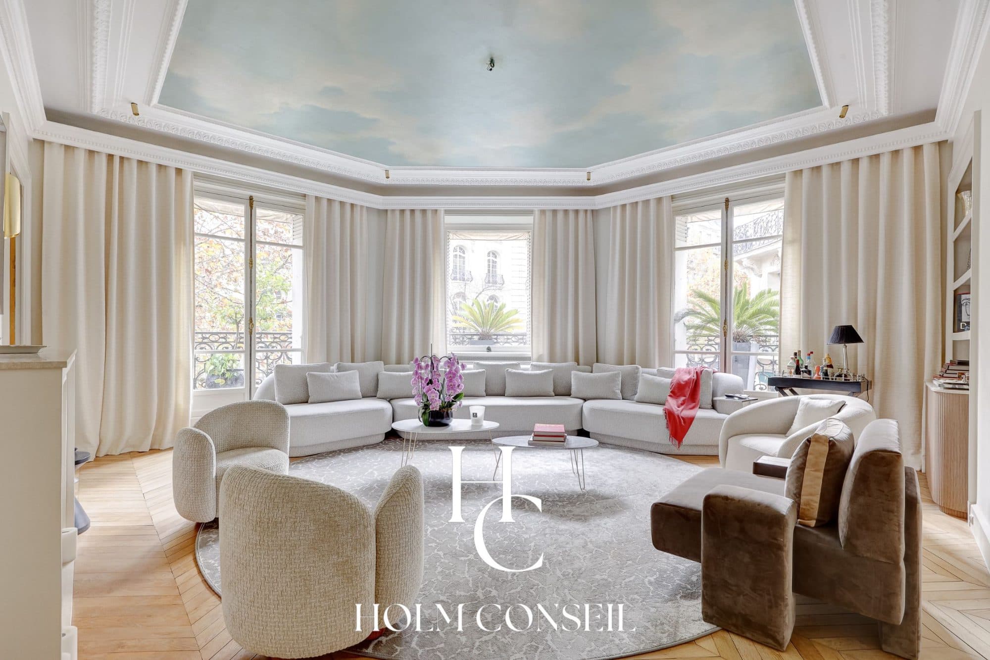 Paris XVIᵉ Arrt - Avenue Victor Hugo - Immeuble d'angle avec balcon filant — photo 6